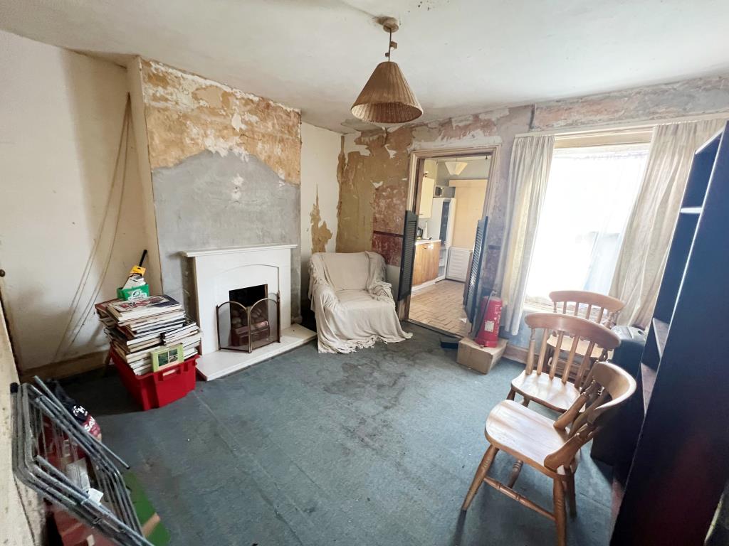 Lot: 94 - THREE-BEDROOM END-TERRACE HOUSE FOR IMPROVEMENT - Reception Room